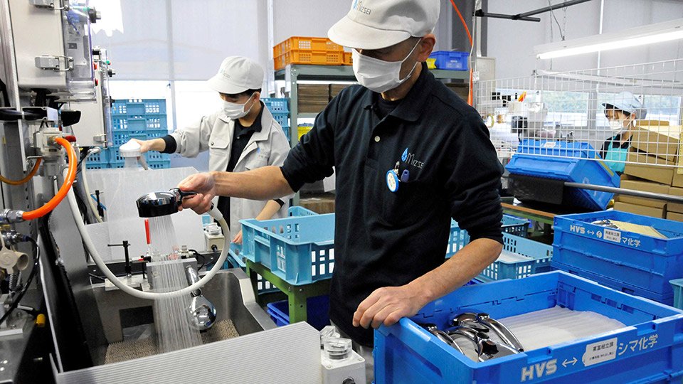 完成品に水漏れなどの不具合がないか、入念に検品する作業員＝山県市東深瀬、水生活製作所本社・高富工場