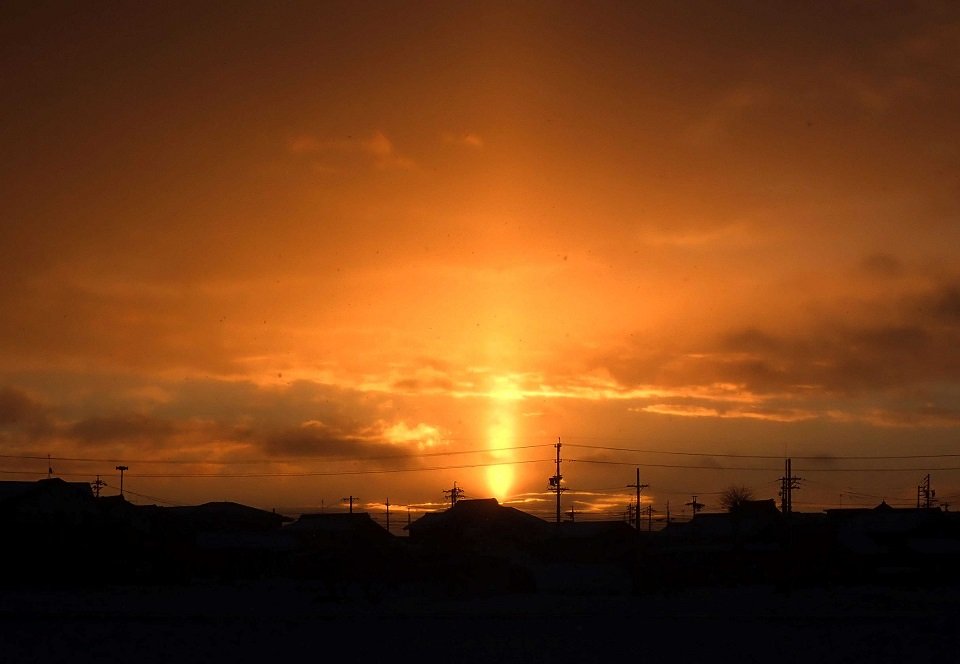 岐阜市柳津町上佐波で２９日早朝に確認された太陽柱（川上紳一教授提供）