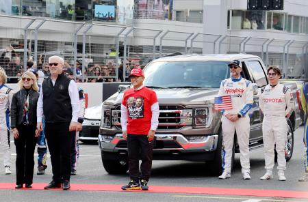 　「ＮＡＳＣＡＲ」のイベントに先立ち記念撮影する、トヨタ自動車の豊田章男会長（中央）。右端は小林可夢偉選手＝１６日午前、静岡県小山町の富士スピードウェイ