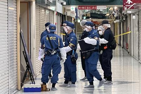 　窃盗事件があった「中野ブロードウェイ」にある時計店付近を調べる捜査員ら＝１０月２９日夜、東京都中野区