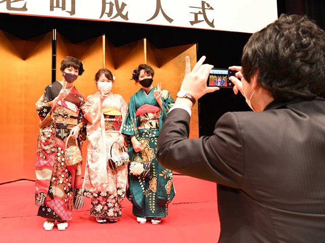 フォトスポットで記念写真を撮る振り袖姿の新成人たち＝２日午後２時３分、養老郡養老町石畑、町民会館