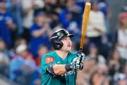 　ブルージェイズ戦の六回に同点ソロを放つマリナーズのカル・ローリー＝１２日、トロント（ゲッティ＝共同）