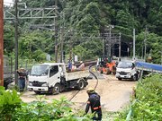 土砂搬出作業が続くＪＲ古虎渓駅周辺＝１６日午前８時１７分、多治見市諏訪町神田