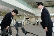 　兵庫県三田市役所で田村克也市長（右）に謝罪する新潟県上越市の中川幹太市長＝２９日午前