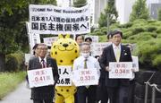 　２０２２年参院選を巡る「１票の格差」訴訟で、最高裁へ向かう升永英俊弁護士（中央）らのグループ＝２０２３年９月、東京都千代田区