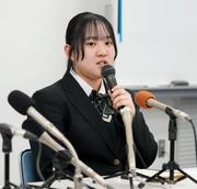 　記者会見する才津結愛さん＝６日午前、長崎市