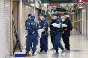 　窃盗事件があった「中野ブロードウェイ」にある時計店付近を調べる捜査員ら＝１０月２９日夜、東京都中野区