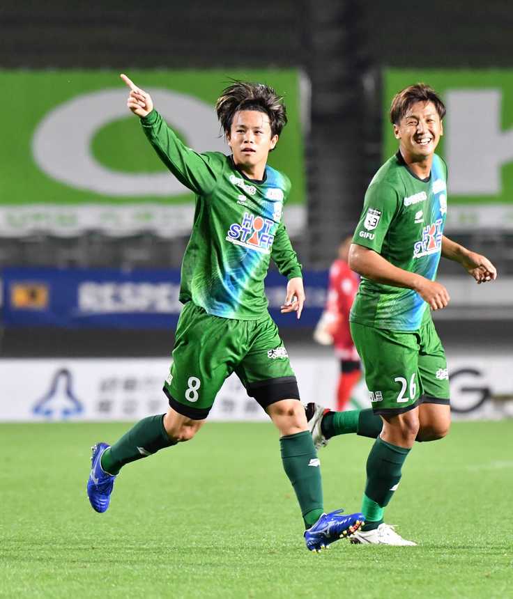 ＦＣ岐阜×鳥取＝後半３６分、３点目となるゴールを決め、喜ぶＦＣ岐阜のＭＦ窪田（８）＝長良川競技場