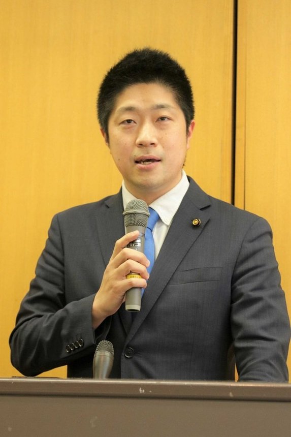 多治見市長選への立候補予定の取り下げを表明した吉田企貴氏＝多治見市新町、市産業文化センター