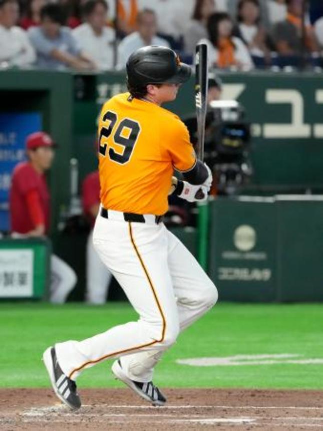 　３回巨人２死一、二塁、ダルベックが左前に先制打を放つ＝東京ドーム