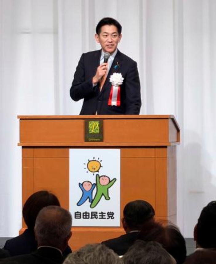 　山形市で講演する自民党の小林政調会長＝１３日午前