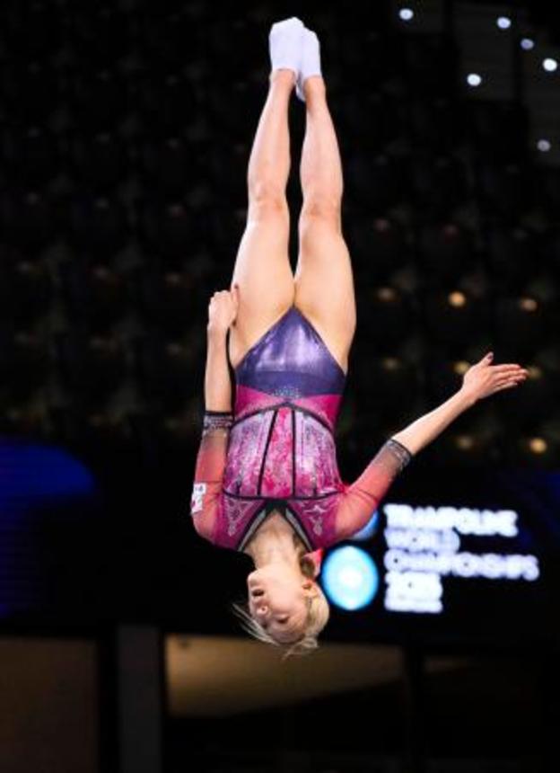 　女子個人準決勝で演技する森ひかる＝パンプロナ（共同）