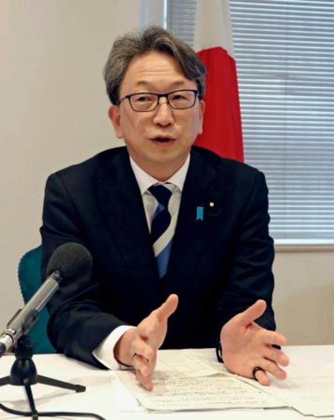 　２７日、ロンドンで記者会見する平サイバー安保相（共同）