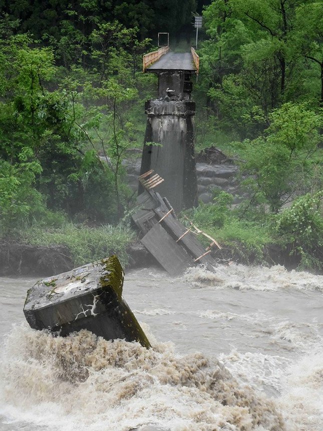 川の増水で流された苧生茂橋＝２１日午後、高山市上宝町葛山
