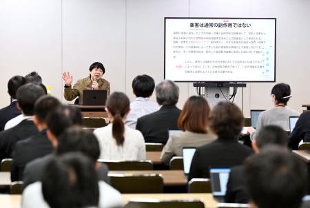 　薬害エイズ訴訟の和解成立から３０年を前に、厚労省で講演するＨＩＶ感染被害者の花井十伍さん＝２５日午後