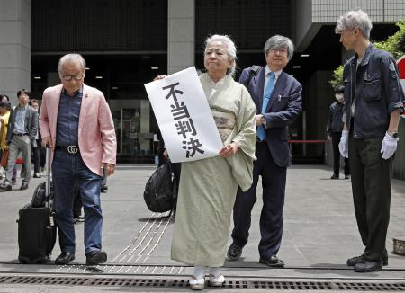 　東京電力福島第１原発事故を巡る株主代表訴訟の判決後、東京高裁前で不当判決を訴える原告団＝６日午前