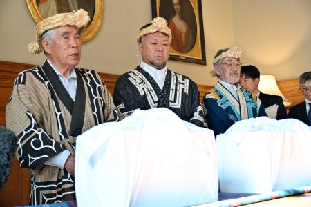 　４月３０日、英北部のエディンバラ大で、アイヌ民族の遺骨を受け取った北海道アイヌ協会の大川勝理事長（左）（共同）