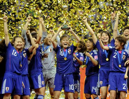 　サッカー女子Ｗ杯で初優勝し、トロフィーを掲げて喜ぶ澤穂希さん（中央）ら日本代表＝２０１１年７月、フランクフルト（共同）