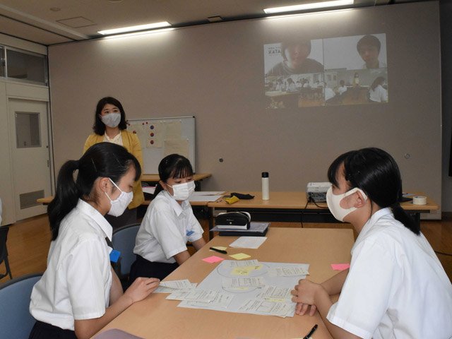 学校のルールについて意見を交わす生徒とコーディネーターの上松恵子さん（右から２人目）＝大垣市三塚町、東中学校