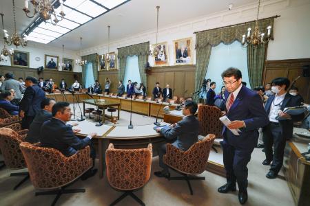 　野党７党提出のガソリン税の暫定税率廃止法案を巡り、採決しないまま散会となった参院財政金融委。手前右は引き揚げる自民党の三宅伸吾委員長＝２１日午後