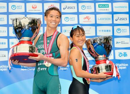 　優勝し、写真に納まる男子の安松青葉（左）と女子の林愛望＝東京・お台場