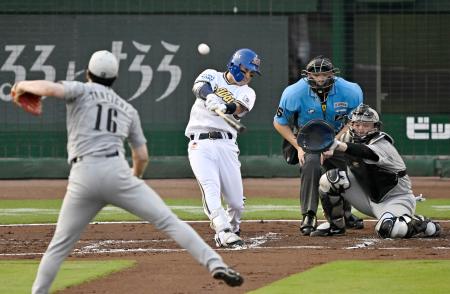 　１回オリックス１死一塁、西野が右越えに２点本塁打を放つ。投手種市、捕手寺地＝ほっともっと神戸