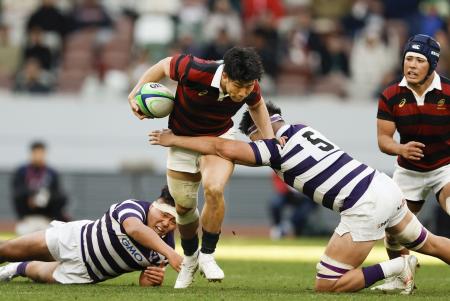 　明大―早大　後半、突進する早大・矢崎＝ＭＵＦＧ国立