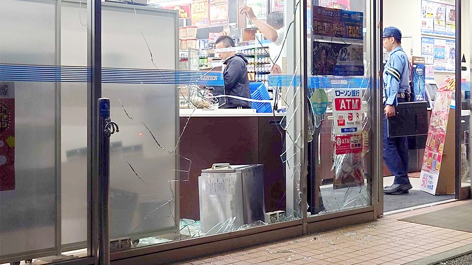 車が衝突し、破損したコンビニのガラス＝１８日午前３時３５分、下呂市萩原町花池