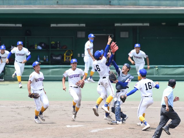 優勝を決め、笑顔でマウンドに集まる県岐阜商ナイン＝長良川