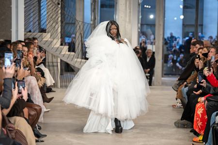 　パリ・コレクションで行われた「ウェインサント」のショー＝２日、パリ（ゲッティ＝共同）