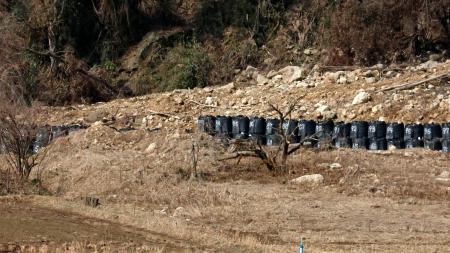 　能登半島地震や奥能登豪雨で流入した土砂が堆積する農地＝１６日、石川県輪島市