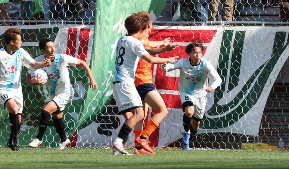 長野×ＦＣ岐阜＝後半ロスタイム、同点ゴールを決め駆けだす岐阜の窪田（８）＝長野Ｕスタジアム