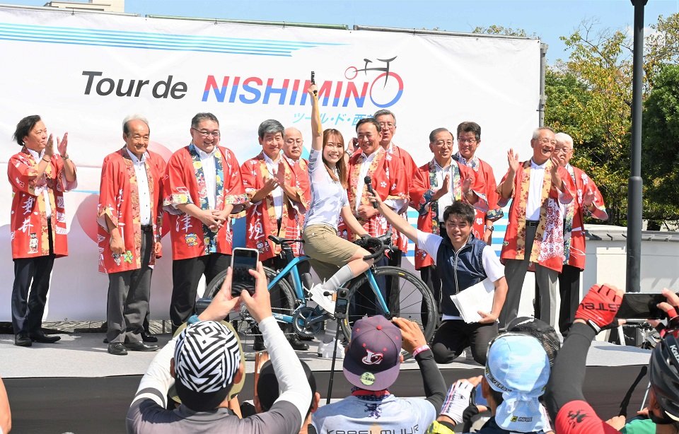 ツール・ド・西美濃の開幕を告げるセレモニー＝大垣市船町、奥の細道むすびの地記念館前