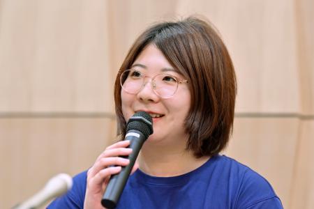 　女性初の棋士資格獲得が懸かる第６期白玲戦７番勝負を前に、記者会見する西山朋佳白玲＝５日午後、東京都渋谷区の将棋会館