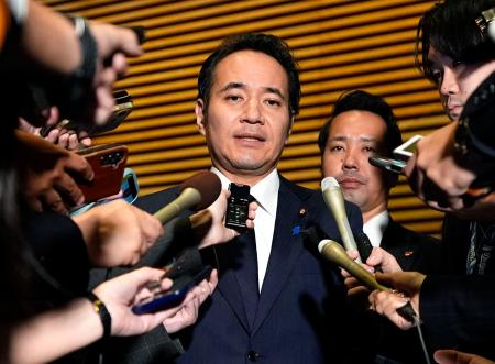 　高市首相に辞表を提出し、記者団の取材に応じる簗農相＝１４日午後、首相官邸