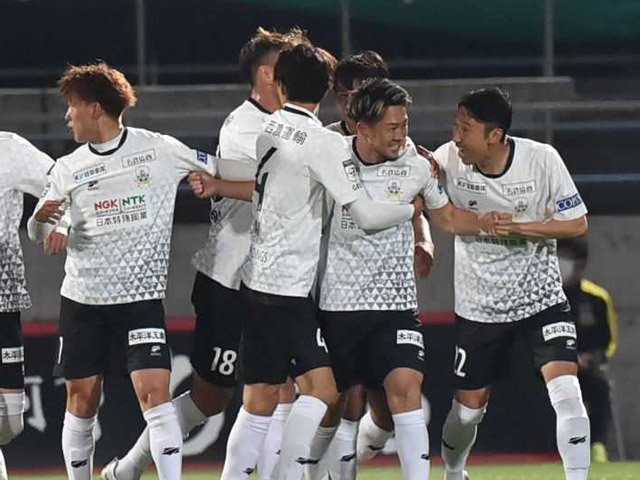鳥取×岐阜＝後半、先制ゴールを決めて喜ぶ吉浜（右から２人目）ら岐阜イレブン＝Ａｘｉｓバードスタジアム