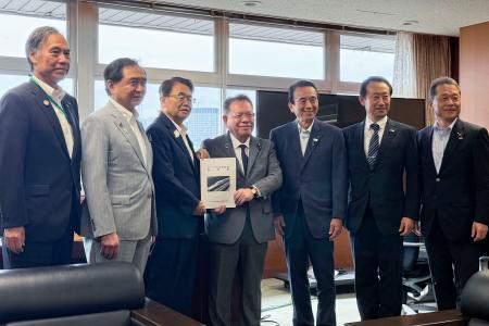　酒井庸行国土交通副大臣（中央）にリニアの早期全線整備などを求める要望書を手渡す６県の知事＝２７日午後、東京都千代田区