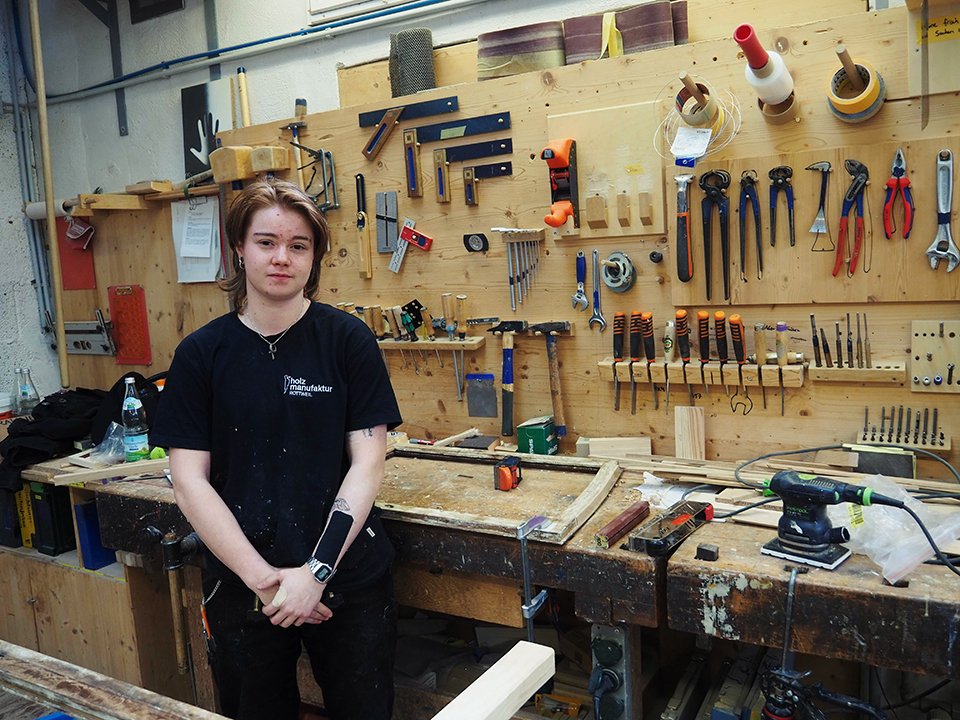 デュアルシステムで働きながら学ぶ１９歳の学生。歴史的建造物の修理と高機能化を手掛ける企業で働いている＝ドイツ、バーデン・ビュルテンベルク州