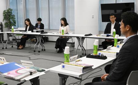　最低賃金の２０２６年度改定額の目安を決める審議会の小委員会＝２８日午前、東京都港区