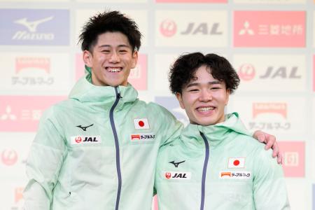 　世界選手権の代表に決まり撮影に応じる、優勝した岡慎之助（右）と２位の橋本大輝＝東京体育館