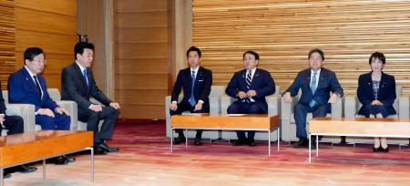 　閣議に臨む高市首相（右端）、平口法相（左端）ら＝１０日午前、首相官邸