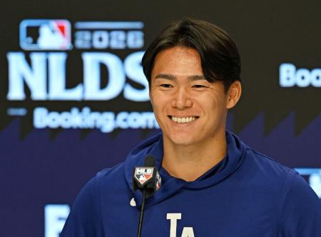 　笑顔で記者会見するドジャース・山本＝５日、アトランタ（共同）