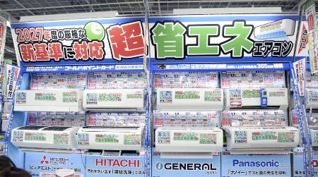 　エアコンが並ぶ家電量販店の売り場＝４月、東京都千代田区