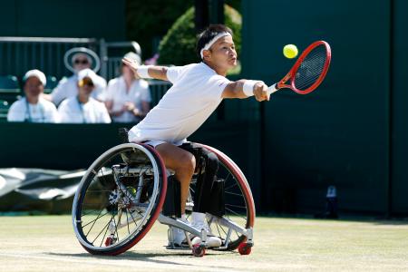 　車いすの部男子シングルス１回戦でプレーする三木拓也＝ウィンブルドン（共同）