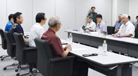 　沖縄県嘉手納町の沖縄防衛局で、地元の市町村長と面会する中谷防衛相（右端）＝２３日午後