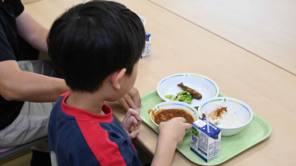 久しぶりの給食を味わう児童＝本巣市見延、市学校給食センター