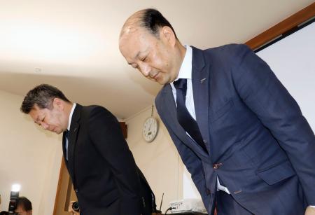 　教材の中で水俣病を「遺伝する」と誤表記した問題で、謝罪するトライグループの楠瀬大吾執行役員（左）ら＝２５日午後、熊本県水俣市