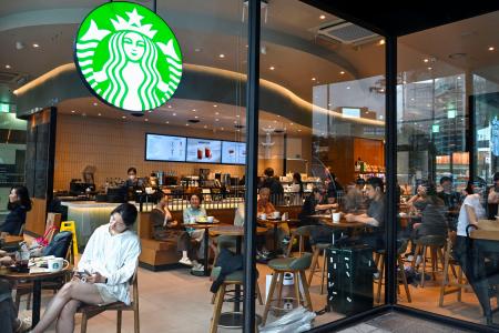 　ソウルにあるスターバックスの店舗＝７月（共同）
