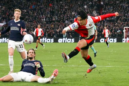 　ＰＳＶアイントホーフェン戦でプレーするフェイエノールトの上田（右）＝ロッテルダム（共同）