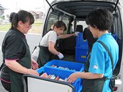 出前図書館事業の準備をする職員ら＝安八町氷取、ハートピア安八